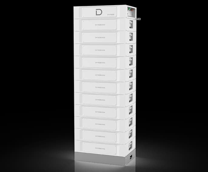 Verticale stapel van witte Dyness batterijmodules voor energieopslag tegen een zwarte achtergrond.